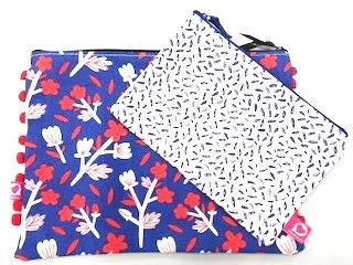 Deux pochettes en tissu imprimé, à fleurs et à motifs